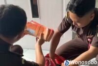 Pihak Kejaksaan Negeri Wonosobo saat mengamankan ratusan rekening tabungan.