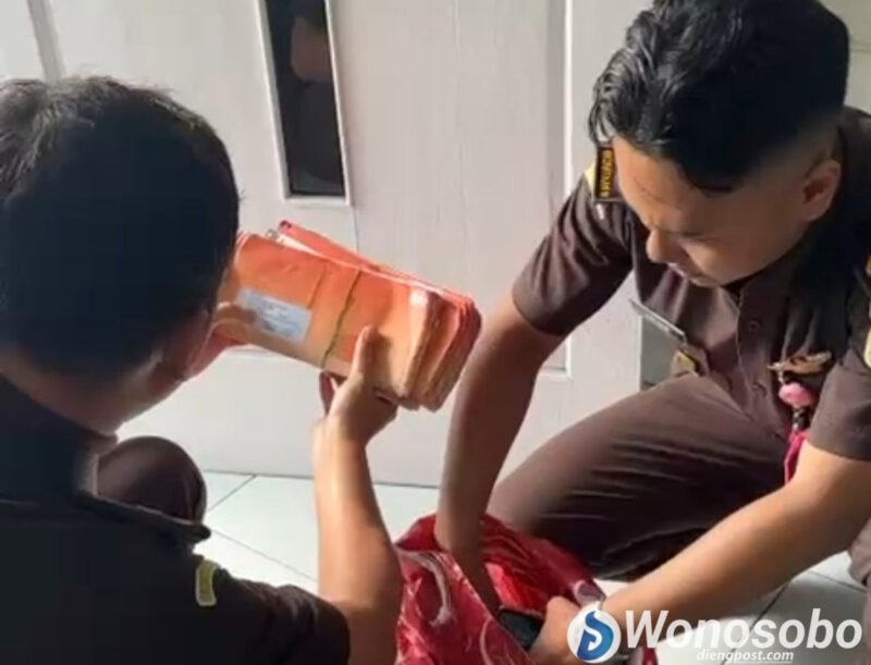 Pihak Kejaksaan Negeri Wonosobo saat mengamankan ratusan rekening tabungan.