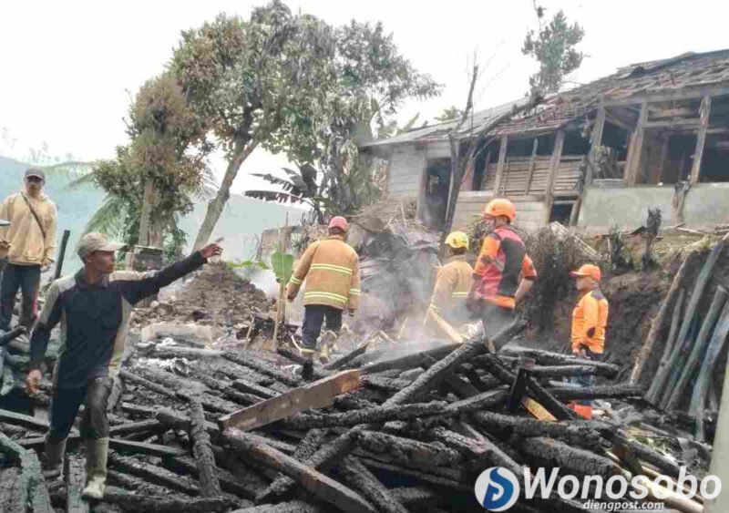 Petugas Damkar Wonosobo saat melakukan pendinginan di lokasi kebakaran di Watumalang.