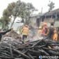 Petugas Damkar Wonosobo saat melakukan pendinginan di lokasi kebakaran di Watumalang.