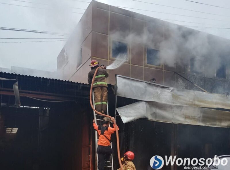 Petugas Damkar saat berusaha memadamkan kobaran api yang membakar Toko El As Meat Shop di Dusun Krakal, Desa Karanglihur, Kecamatan Kertek, Kabupaten Wonosobo.