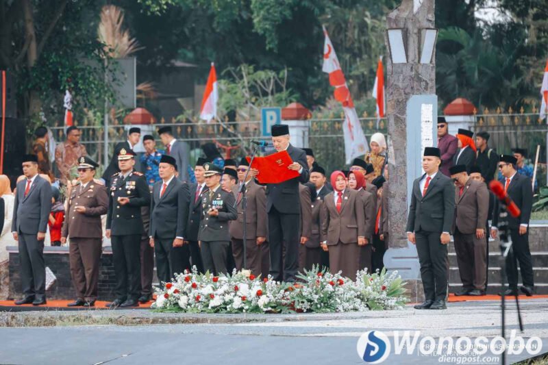 Jajaran Forkopimda, DPRD dan pimpinan OPD di Wonosobo mengikuti upacara HUT ke 81 RI tanpa tenda khusus.