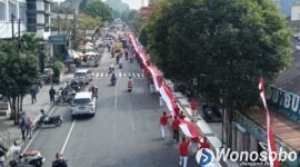  Komunitas Irama Jalan Kaki atau Irjaki Wonosobo arak bendera Merah Putih sepanjang 100 meter pada Rabu (19/8/2026).