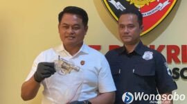 Kasat Reskrim Polres Wonosobo, AKP Arif Kristiawan menunjukan senpi rakitan.