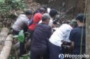 Polisi mendatangi TKP buruh ojek kayu berinisial DS (30) yang tewas setelah jatuh ke tebing di Desa Bener, Kepil, Wonosobo.