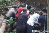 Polisi mendatangi TKP buruh ojek kayu berinisial DS (30) yang tewas setelah jatuh ke tebing di Desa Bener, Kepil, Wonosobo.