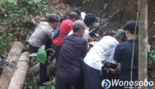 Polisi mendatangi TKP buruh ojek kayu berinisial DS (30) yang tewas setelah jatuh ke tebing di Desa Bener, Kepil, Wonosobo.