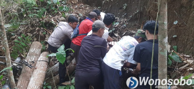 Polisi mendatangi TKP buruh ojek kayu berinisial DS (30) yang tewas setelah jatuh ke tebing di Desa Bener, Kepil, Wonosobo.