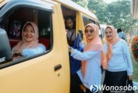 Puluhan anggota DWP Setda Wonosobo memilih menggunakan angkutan kota menuju Menjer pada Jumat (31/7/2026).