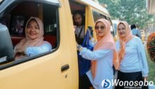 Puluhan anggota DWP Setda Wonosobo memilih menggunakan angkutan kota menuju Menjer pada Jumat (31/7/2026).