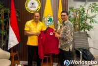 Triana Widodo alias Wiwid Cebong siap mengenakan seragam Organisasi SOKSI di Kantor DPP Partai Golkar di Jakarta.