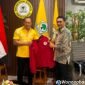 Triana Widodo alias Wiwid Cebong siap mengenakan seragam Organisasi SOKSI di Kantor DPP Partai Golkar di Jakarta.