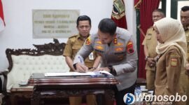 penandatanganan berkas hibah tanah berlangsung di Ruang Perundingan Bupati Wonosobo pada Selasa (11/8/2026). 