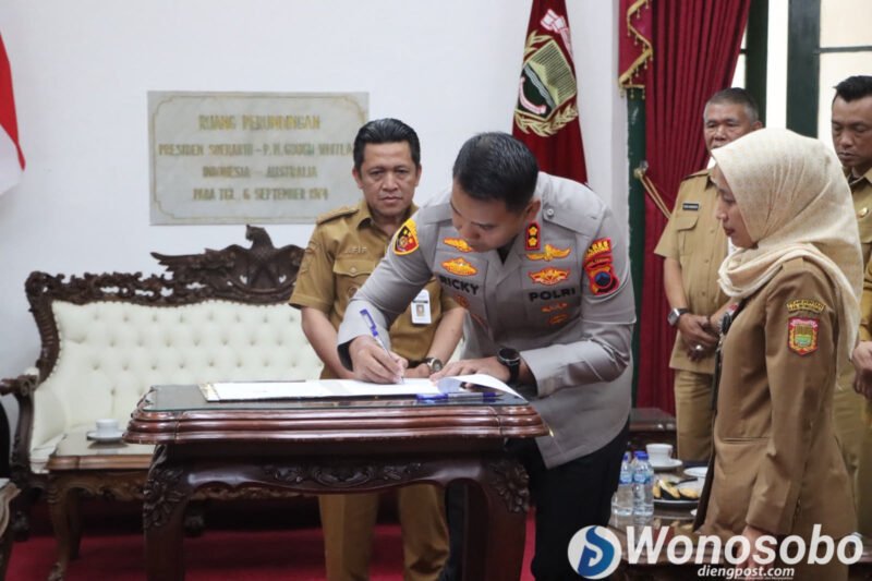 penandatanganan berkas hibah tanah berlangsung di Ruang Perundingan Bupati Wonosobo pada Selasa (11/8/2026). 